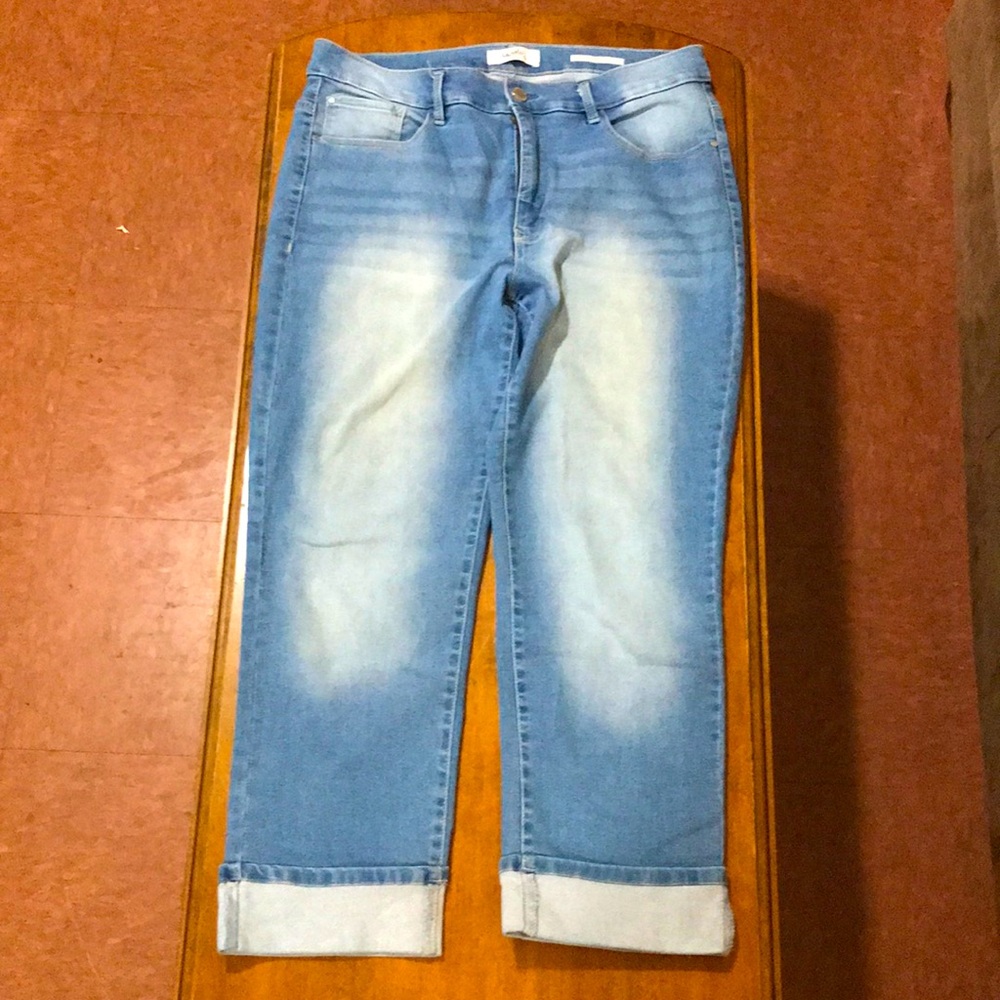 NWOT Angels Forever young Woman’s Signature Straight crop Jeans